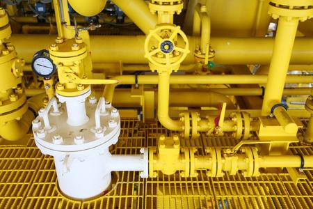 过程和控制的自动化系统,操作员控制产品在石油和天然气工业管道照片